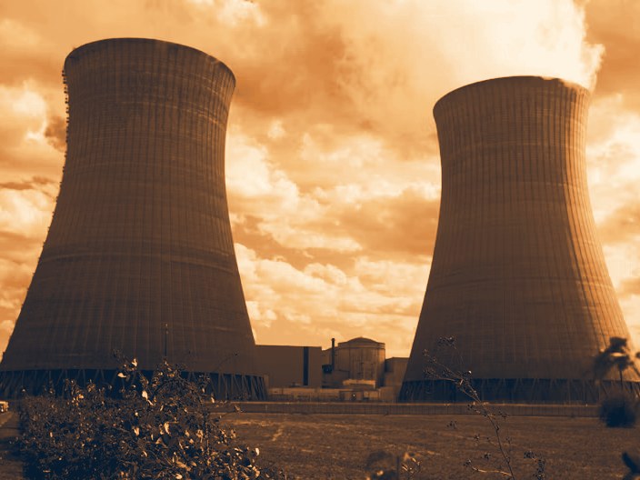 Kerncentrale met koeltorens