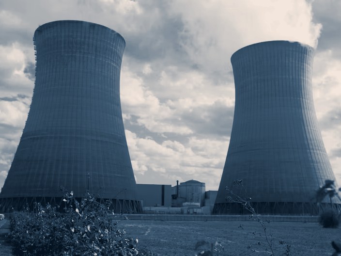 Twee koeltorens van een kerncentrale, beeld bij de megatrend energietransitie