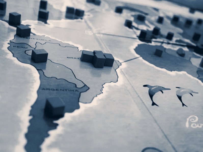 Spelbord met wereldkaart en pionnen, beeld bij de megatrend geopolitieke verandering